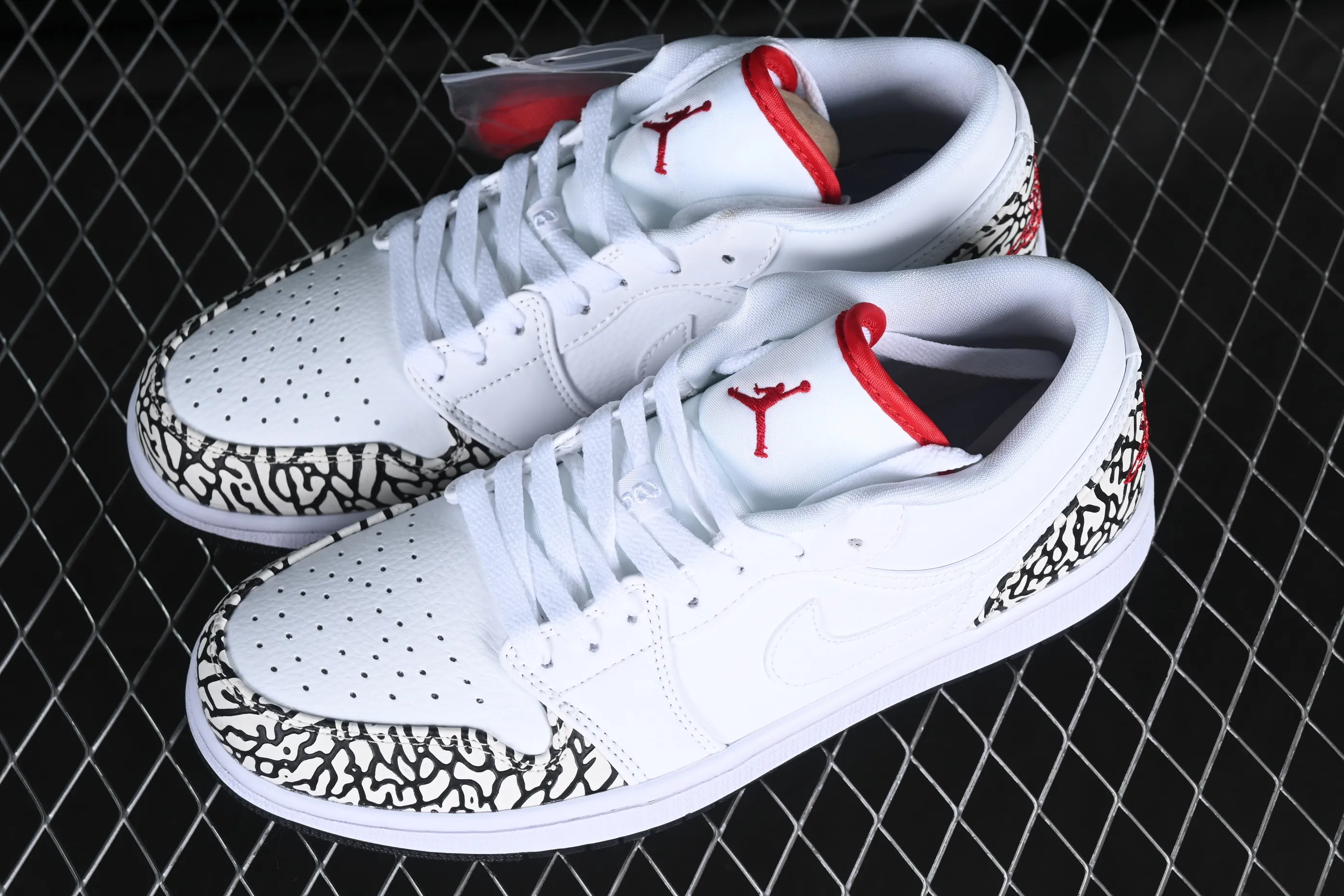 All categories Air Jordan Jordan series basketball shoes Air Jordan 1 Low Z version Air Jordan 1 Low AJ1 Joe 1 white burst pattern low-top cultural casual sneakers 338145-162